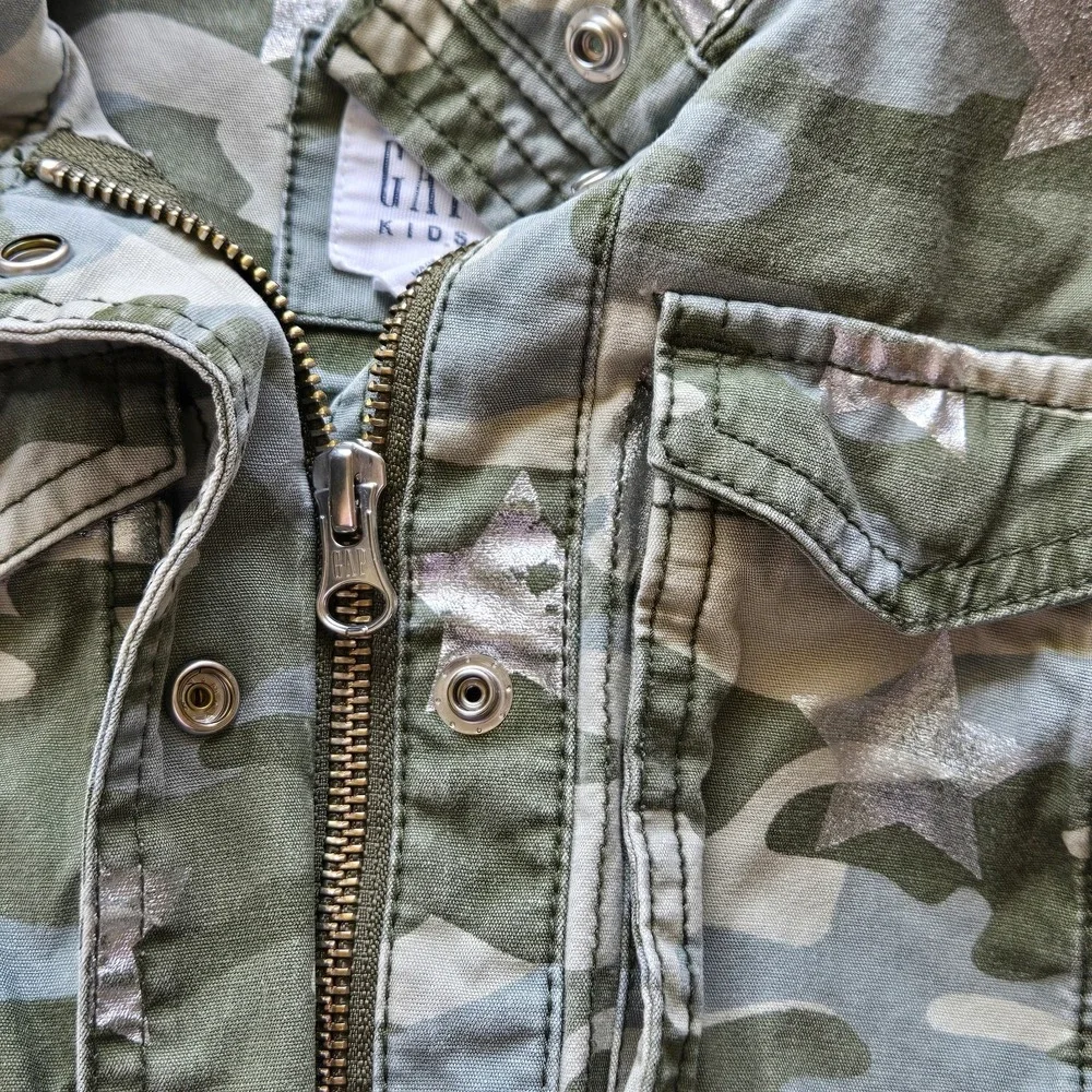 Gap Kids Green Camo Jacket‎ Girl's Size XS Metalic Silver Stars Pockets Military